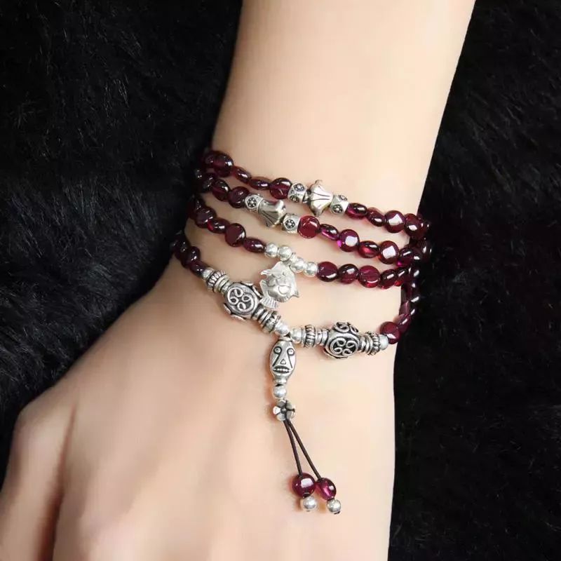 手串怎么戴？左戴玉右戴銀養(yǎng)生更養(yǎng)人！