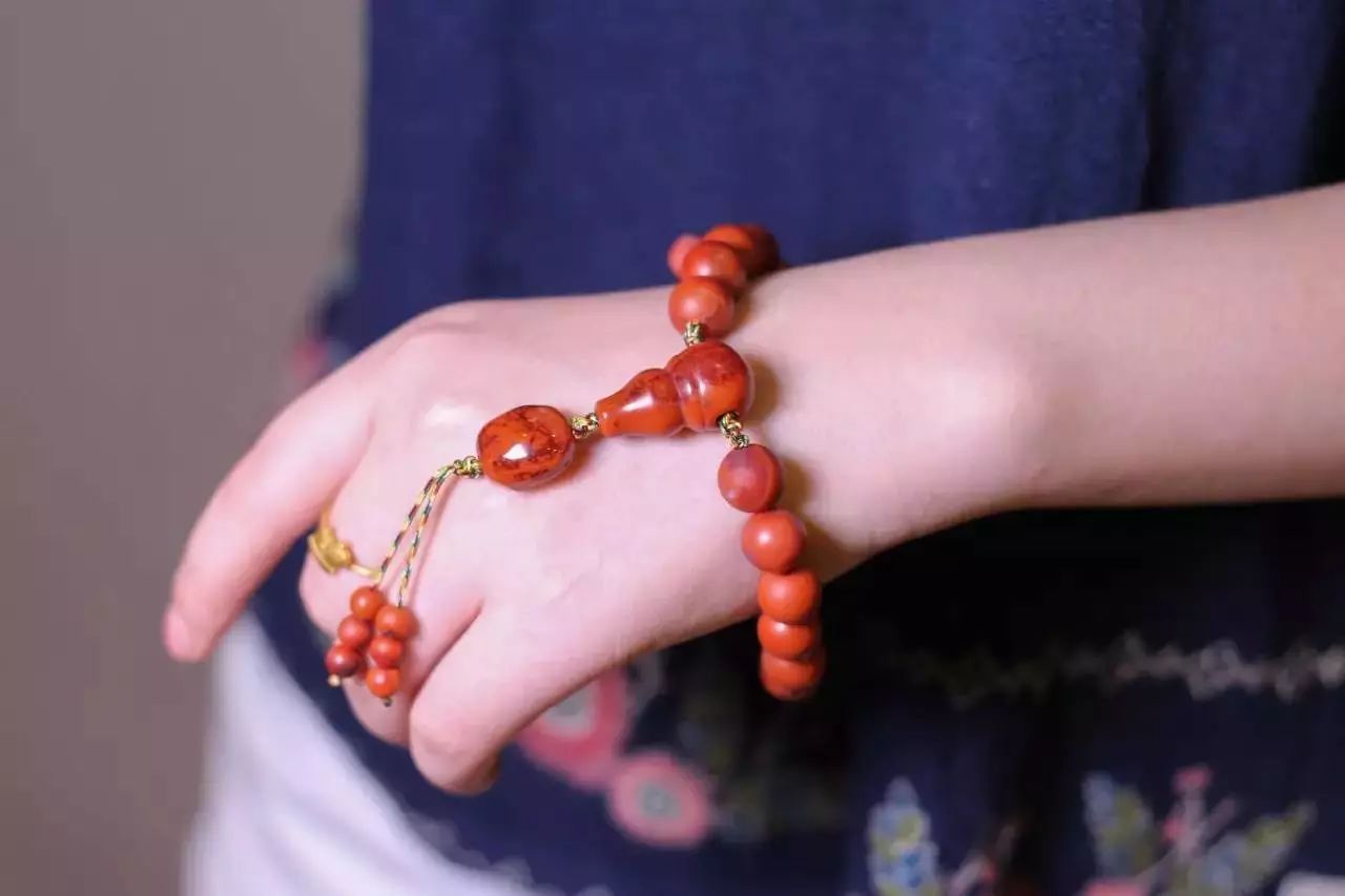 手串怎么戴？左戴玉右戴銀養(yǎng)生更養(yǎng)人！