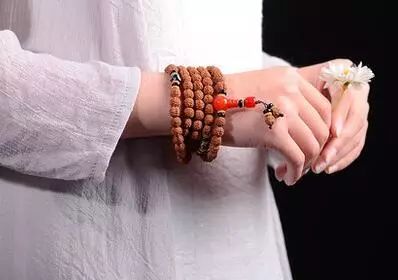 手串怎么戴？左戴玉右戴銀養(yǎng)生更養(yǎng)人！