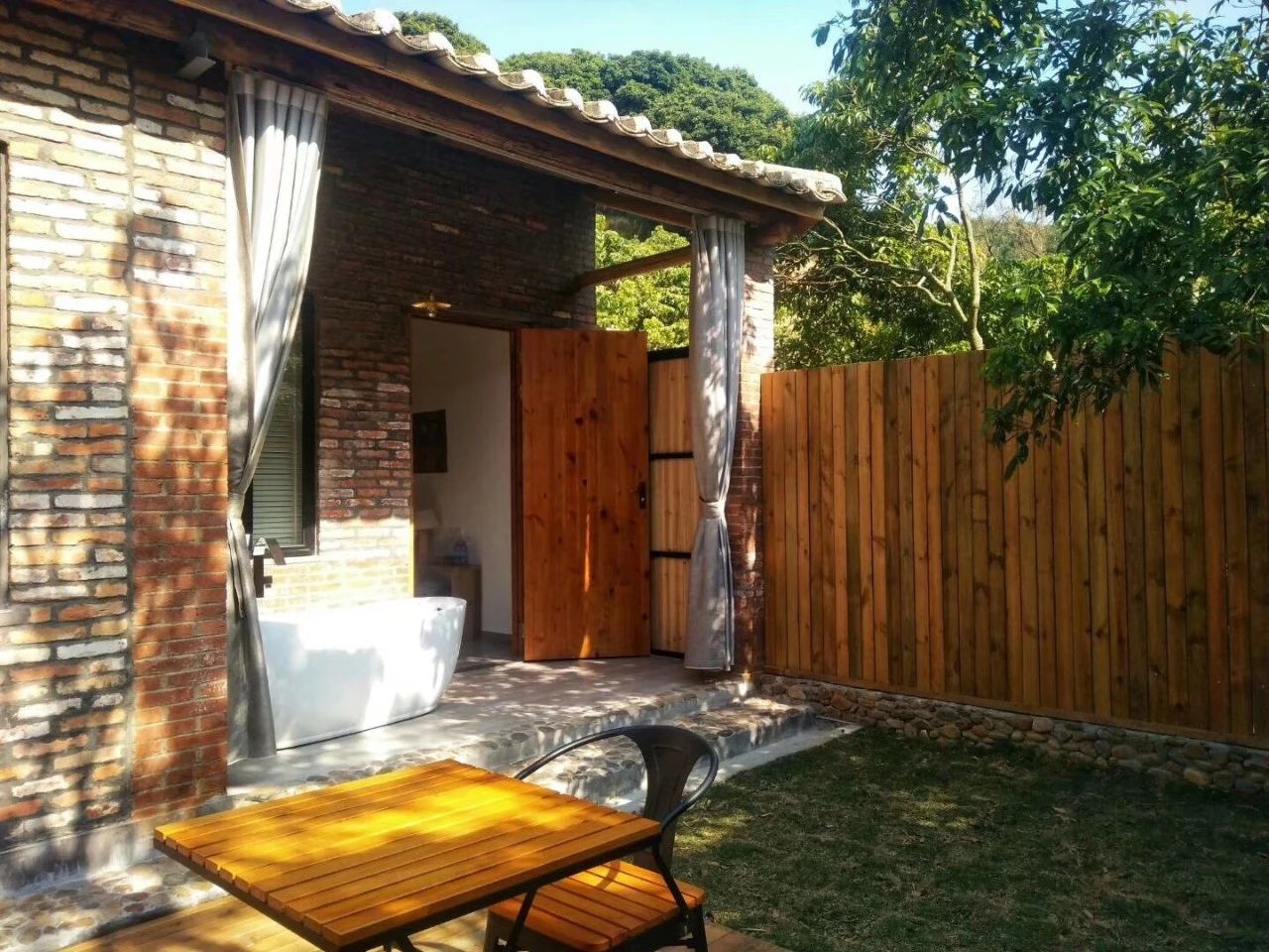 廣州·菁木山舍，有個(gè)木屋開滿鮮花看花開花落