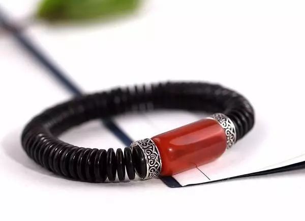 迷戀的紅，南紅手串之美！