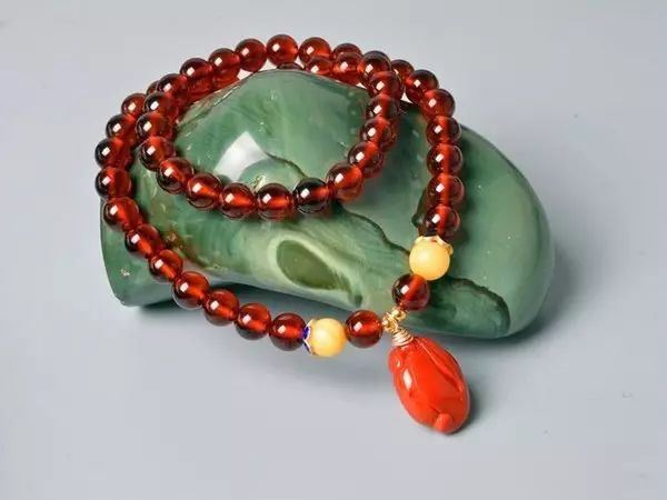 迷戀的紅，南紅手串之美！