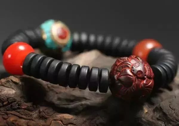 迷戀的紅，南紅手串之美！