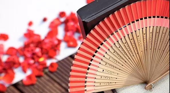 一把扇子風(fēng)情萬種：搖出最美的家佳樂文學(xué)！