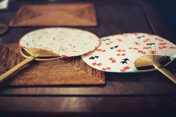 一把扇子風(fēng)情萬種：搖出最美的家佳樂文學(xué)！