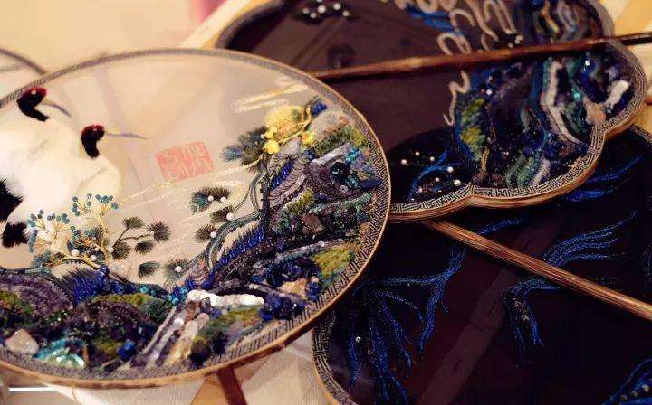 一把扇子風(fēng)情萬種：搖出最美的家佳樂文學(xué)！