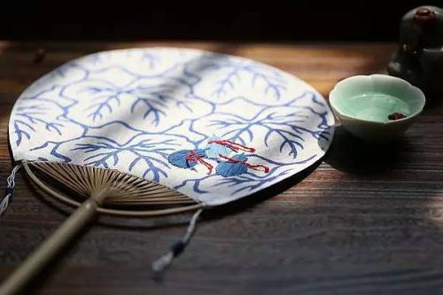 一把扇子風(fēng)情萬種：搖出最美的家佳樂文學(xué)！