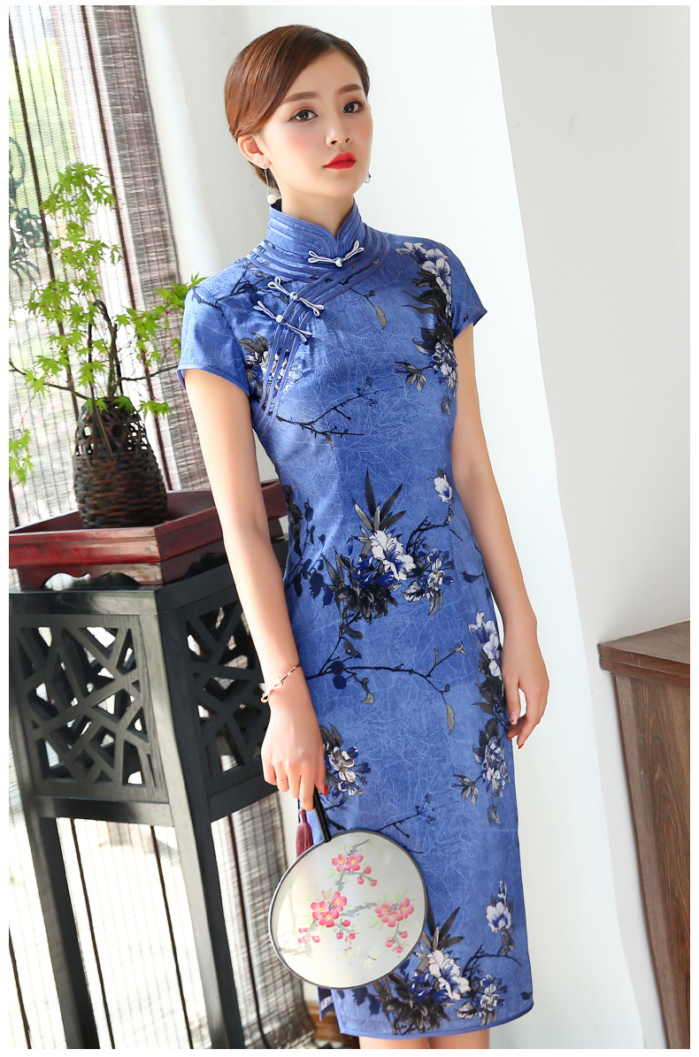幽藍斜襟旗袍，優(yōu)雅迷人!