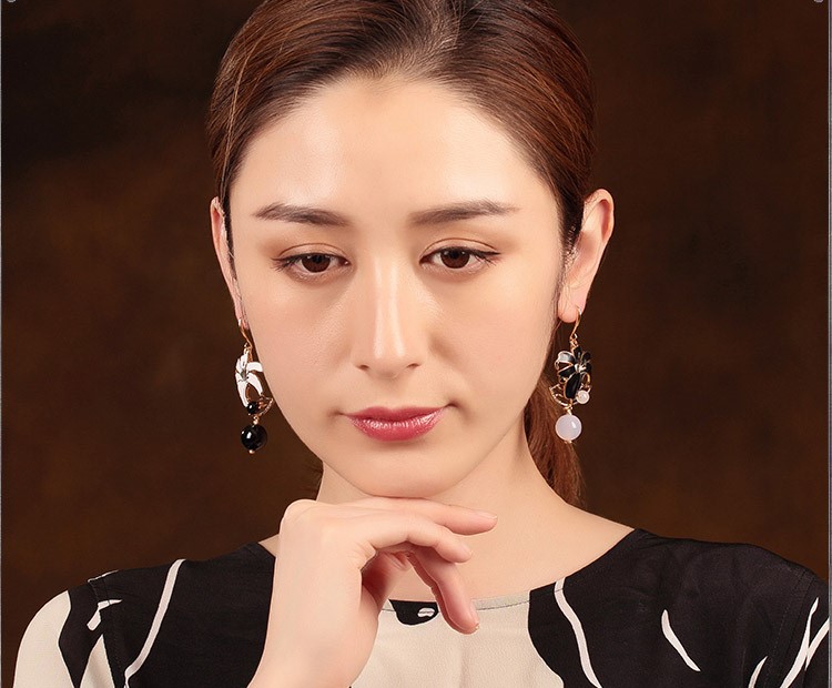 黑白百合花耳環(huán)，優(yōu)雅曼妙的首飾!