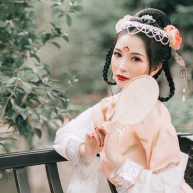 嬌艷綻放的女生頭像：唯美古風真人頭像