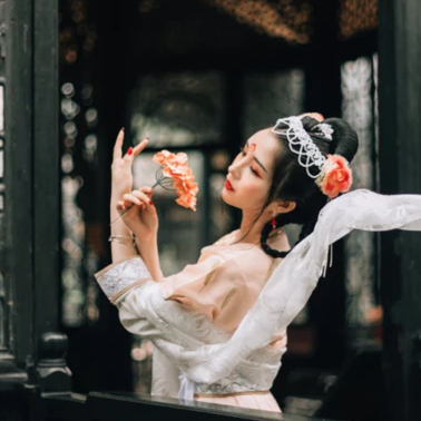 嬌艷綻放的女生頭像：唯美古風真人頭像