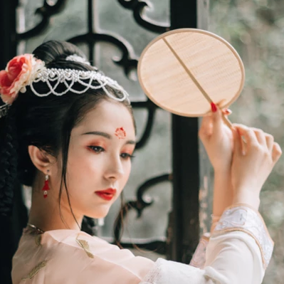 嬌艷綻放的女生頭像：唯美古風真人頭像