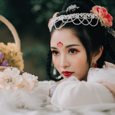 嬌艷綻放的女生頭像：唯美古風真人頭像