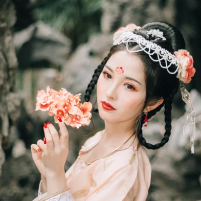 嬌艷綻放的女生頭像：唯美古風真人頭像