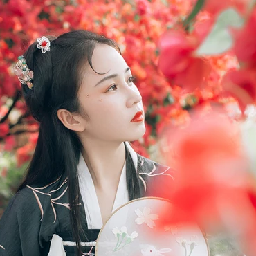 嬌艷紅花女生頭像，唯美古風(fēng)真人頭像