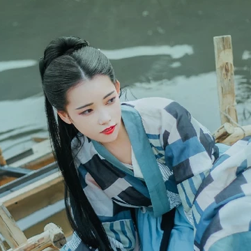 佳人在水持傘女生頭像，唯美古風(fēng)真人頭像