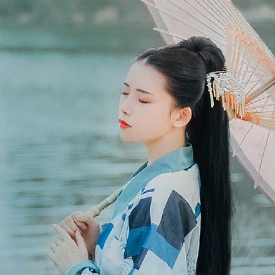 佳人在水持傘女生頭像，唯美古風(fēng)真人頭像