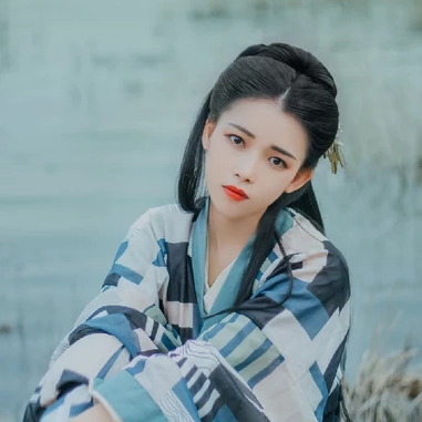 佳人在水持傘女生頭像，唯美古風(fēng)真人頭像