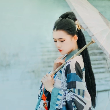 佳人在水持傘女生頭像，唯美古風(fēng)真人頭像