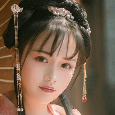 文藝粉紗裙帶傘女生頭像，唯美古風真人頭像