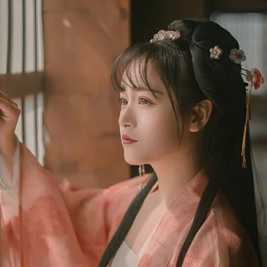 文藝粉紗裙帶傘女生頭像，唯美古風真人頭像