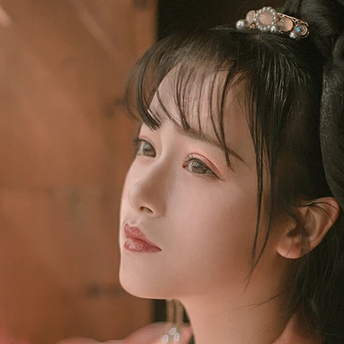 文藝粉紗裙帶傘女生頭像，唯美古風真人頭像