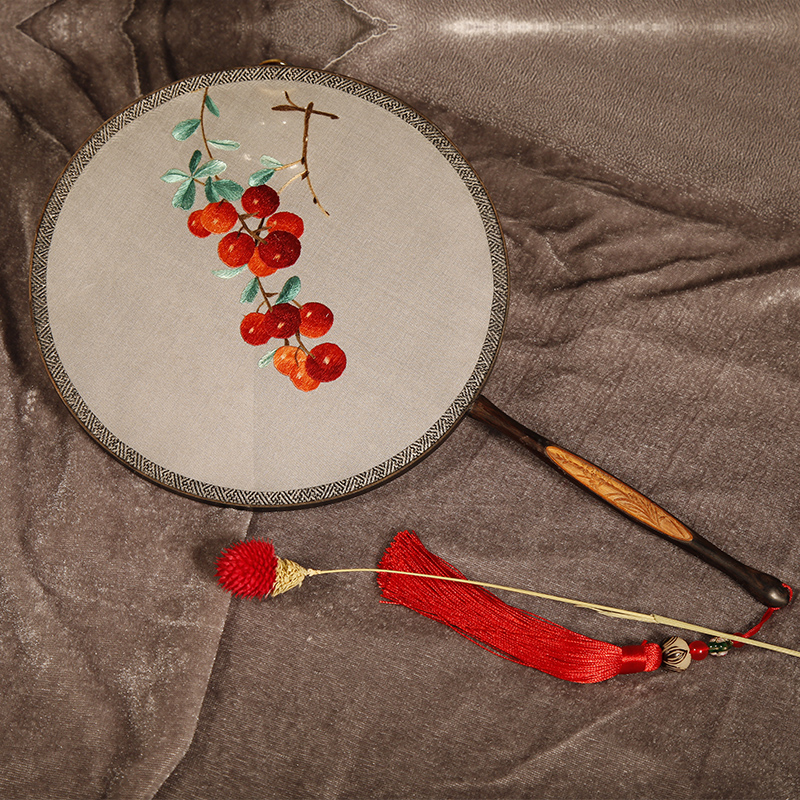五款古典優(yōu)雅刺繡團(tuán)扇：一襲古風(fēng)韻味飄揚(yáng)