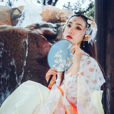 夢(mèng)如煙持團(tuán)扇女生頭像，唯美古風(fēng)真人頭像