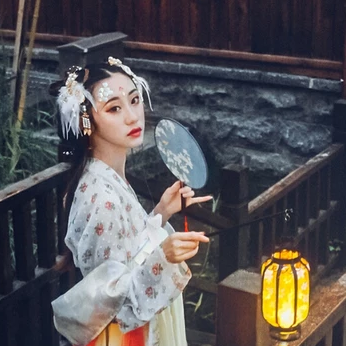 夢(mèng)如煙持團(tuán)扇女生頭像，唯美古風(fēng)真人頭像