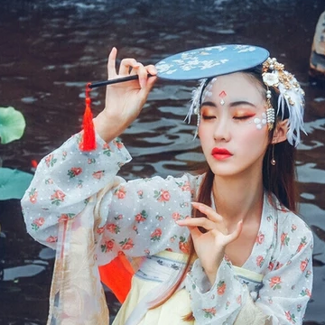 夢(mèng)如煙持團(tuán)扇女生頭像，唯美古風(fēng)真人頭像