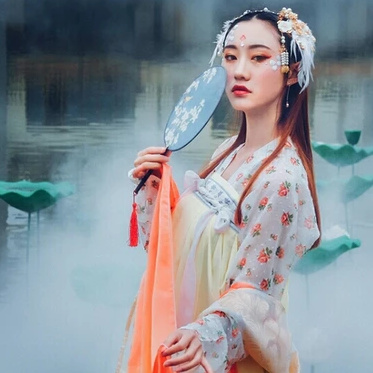 夢(mèng)如煙持團(tuán)扇女生頭像，唯美古風(fēng)真人頭像