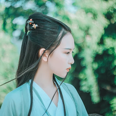 清風(fēng)徐來帶斗笠折扇女生頭像，唯美古風(fēng)頭像