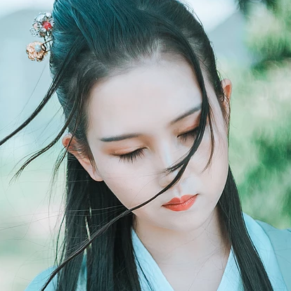 清風(fēng)徐來帶斗笠折扇女生頭像，唯美古風(fēng)頭像