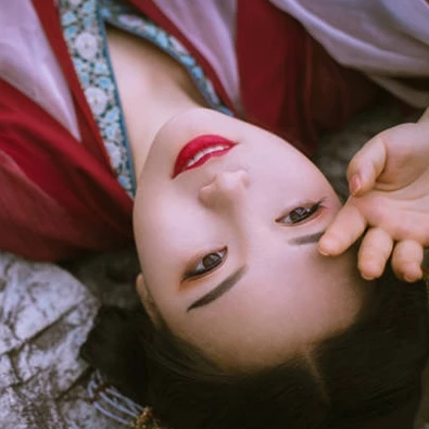 紅衣文藝女生頭像：唯美古風真人頭像