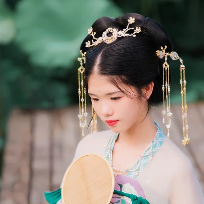 荷香滿溢女生頭像，持扇古風(fēng)頭像