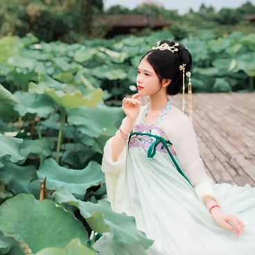 荷香滿溢女生頭像，持扇古風(fēng)頭像