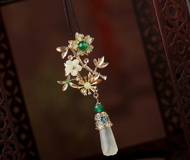 玉蘭花吊墜項(xiàng)鏈，清新岫玉毛衣鏈