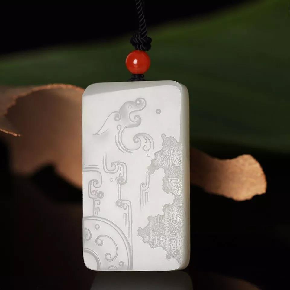 探討和田玉玉牌：和田玉規(guī)則牌形卻有一缺口？