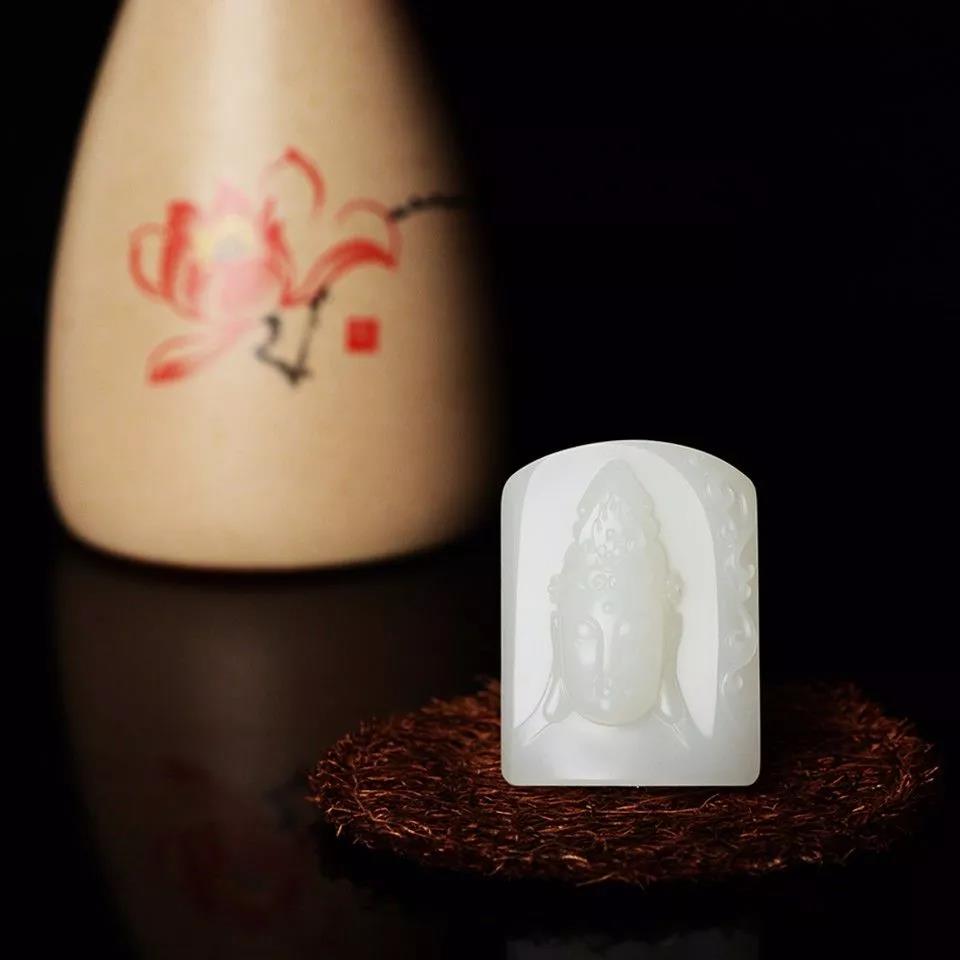 探討和田玉玉牌：和田玉規(guī)則牌形卻有一缺口？