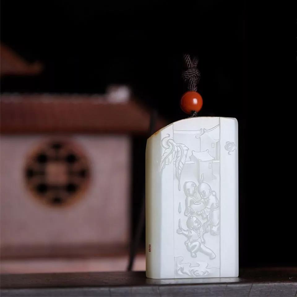 探討和田玉玉牌：和田玉規(guī)則牌形卻有一缺口？