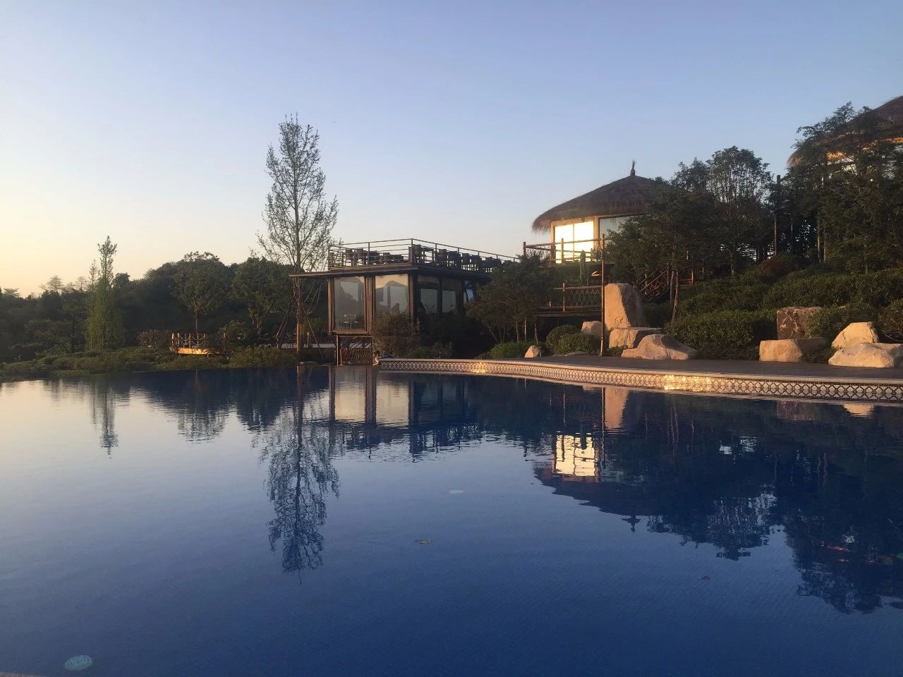 樹梢上的別墅建筑：6個比較火的“巢居”案例