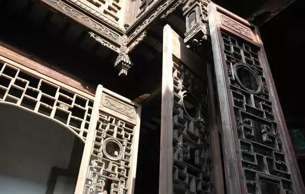 品味木雕藝術(shù)：感受中式老房的匠心之美！