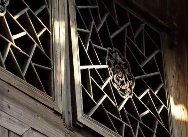 品味木雕藝術(shù)：感受中式老房的匠心之美！