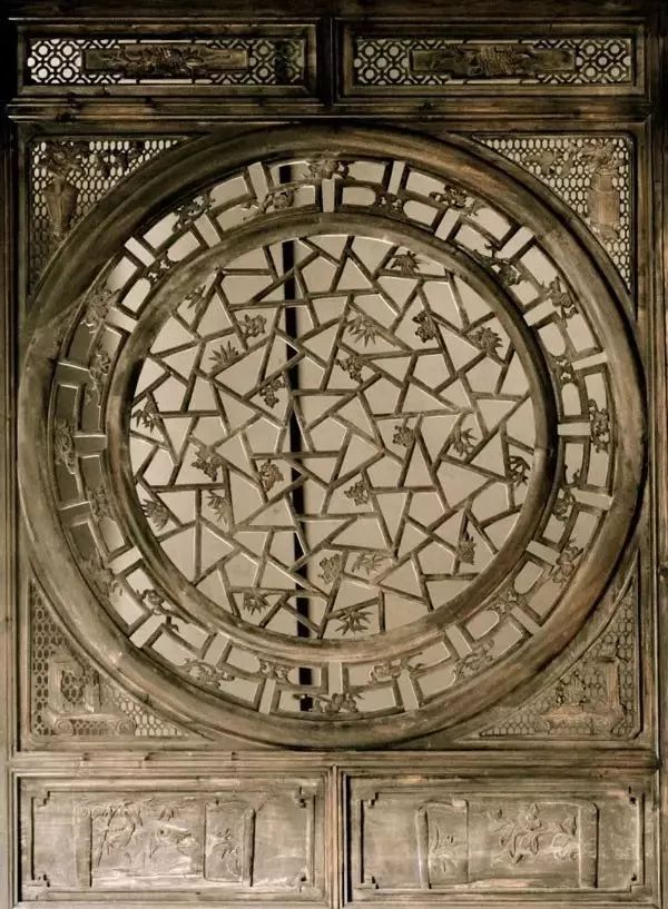 品味木雕藝術(shù)：感受中式老房的匠心之美！