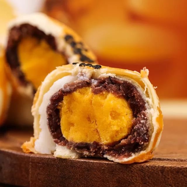 特色美食海鴨蛋黃酥：讓人上癮的蛋黃酥！