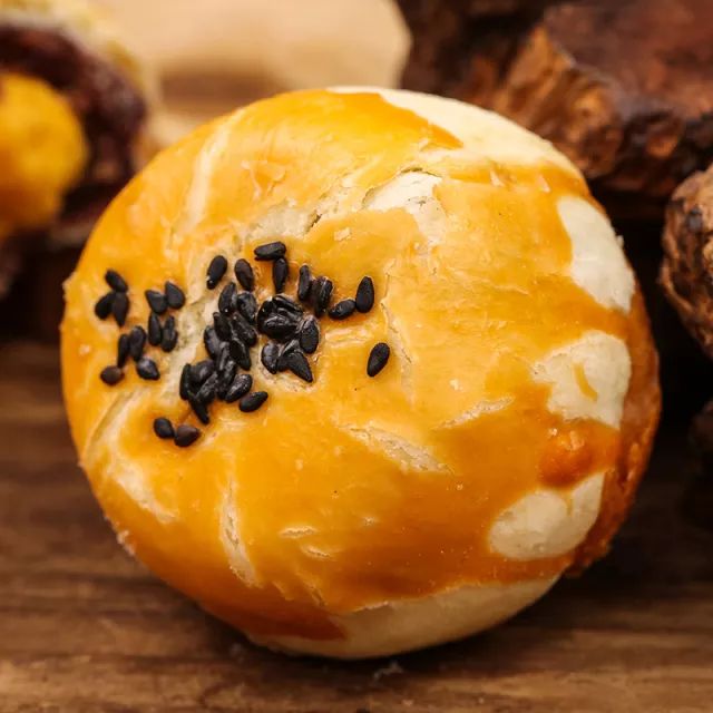 特色美食海鴨蛋黃酥：讓人上癮的蛋黃酥！