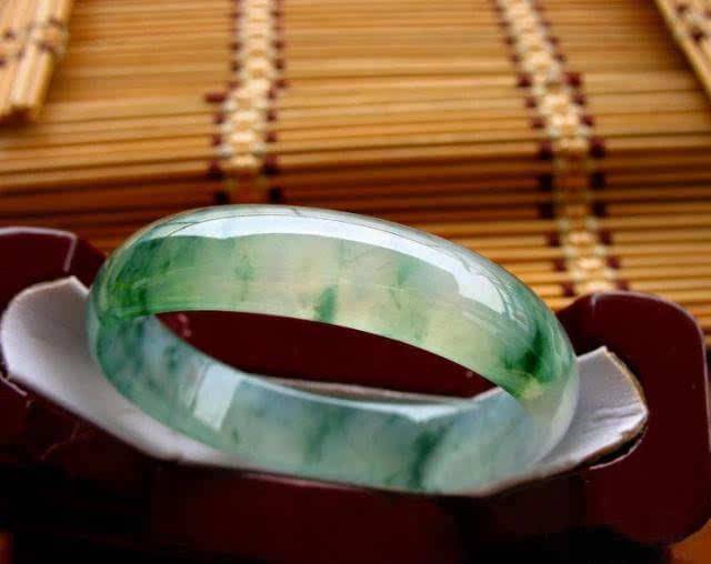 冰種飄花翡翠知識，教你如何選擇好的翡翠