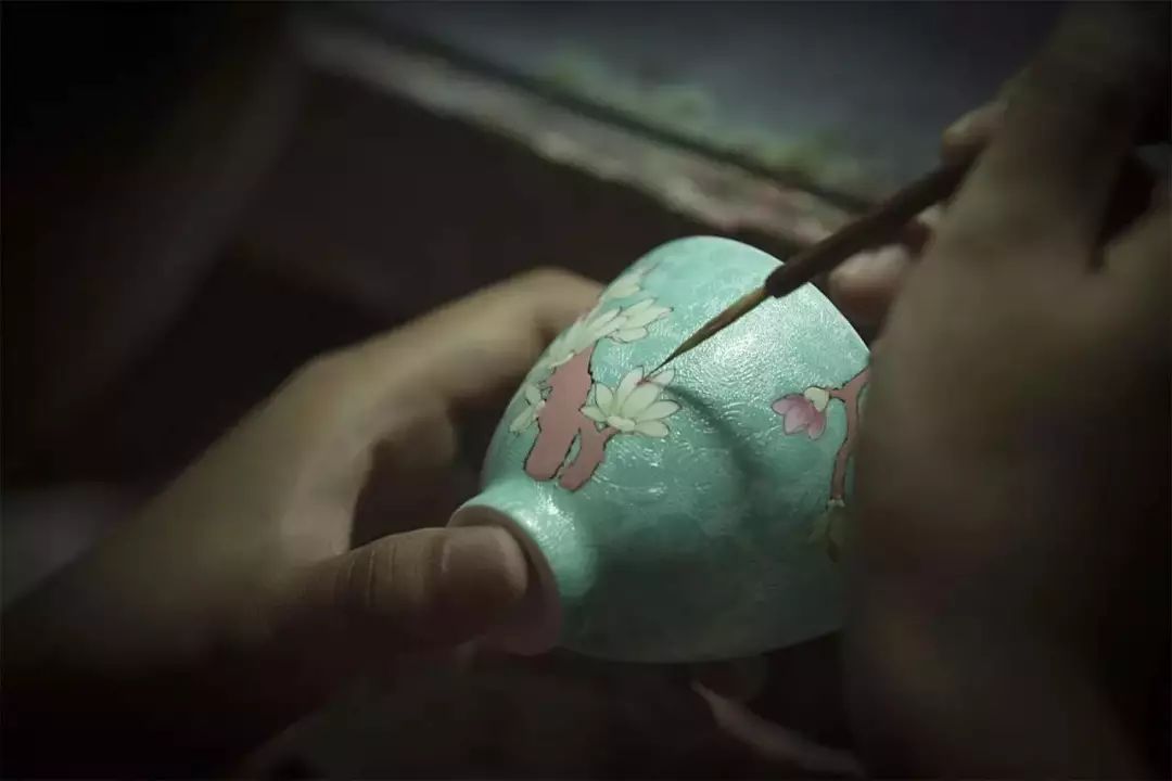 粉彩扒花工藝：細膩絕妙的陶瓷工藝！