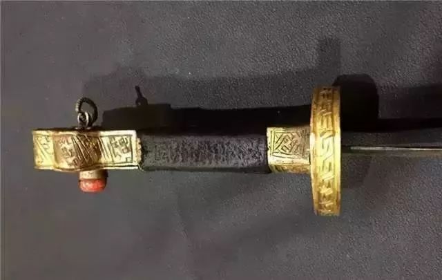 老牧民手中的藏刀，古代兵器太美!