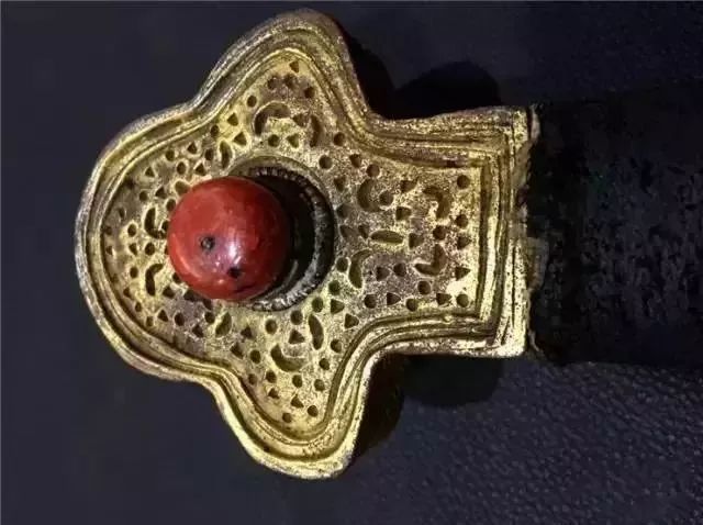 老牧民手中的藏刀，古代兵器太美!